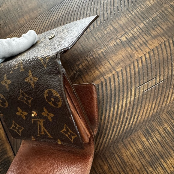 Louis Vuitton
Vintage 1996 Elise Wallet - Picture 8 of 15